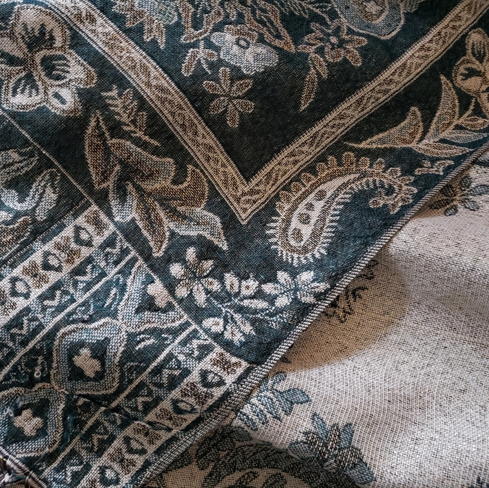 Beautiful Reversable Scarf - Picture 3 of 5